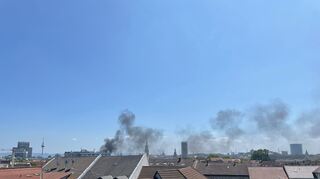 Über den Dächern der Quadrate ist schwarzer Rauch zu sehen.