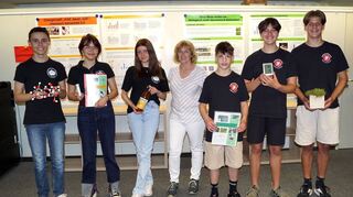 Betreuerin Heike Magg (M.) mit ihren erfolgreichen Schülerteams des Geschwister-Scholl-Gymnasiums (v.l.): Tim Bluck, Anastasia König, Daria Dzierzanowski, Simon Helas, Julius Pickford und Konstantin Leger.