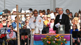 Dekan Ralph Hartmann (l.) und Dekan Karl Jung feiern Gottesdienst auf der Buga mit "Mannheims Mega Kirchenchor", wie Hartmannn es nennt.