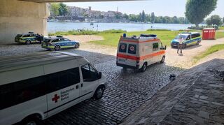 Polizei und medizinische Rettungskräfte sind am Freitag am Rande der Neckarwiese in Bereitschaft.