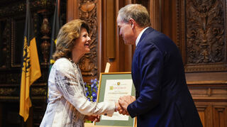 Königin Silvia von Schweden erhält von Eckart Würzner (parteilos), Oberbürgermeister der Stadt Heidelberg, im Rathaus die Urkunde zur Ehrenbürgerin.