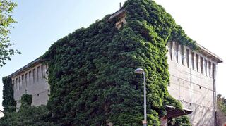 Dieser geschichtsträchtige Bunker in der Oppauer Schinkelstraße 39 steht ebenfalls zum Verkauf.