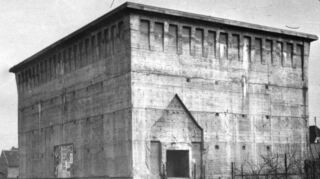 Der Schutzbau in einem der Jahre nach seiner Fertigstellung 1944. Vor allem Zwangsarbeiter sollten hier unterkommen.
