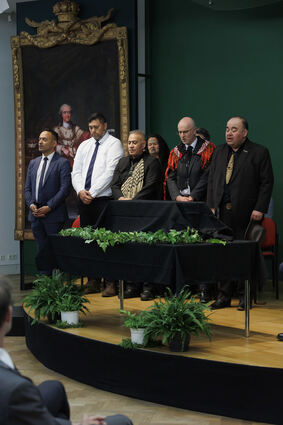 Die Delegation der Maori während der Übergabezeremonie zur Rückführung der Toi Moko nach Neuseeland.