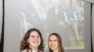 Die neue Pflegedirektorin Miriam Maier (v. l.) und ihre Vorgängerin Brigitte Schneider bei der Stabübergabe.
