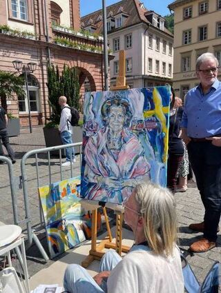 Künstlerin Dora Mittenzwei malt das Porträt vor dem Rathaus.