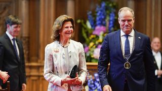 Oberbürgermeister Eckart Würzner (r.) begleitete Königin Silvia in den Heidelberger Ratssaal.