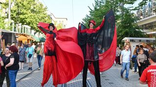 Stelzenläufer in den Quadraten beim Stadtfest-Auftakt.