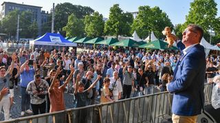 Das Mannheimer Stadtfest ist zurück: „Ich sehe von hier oben richtig viele Menschenmassen“: Bürgermeister Michael Grötsch auf der Wasserturmbühne mit der EPM-Plüschfigur Eddie Poi.