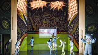 Gipfel der Absurdität auf der Opernbühne: Am Ende von „Zemira e Azor“ spielen alle Figuren Fußball auf der Bühne des Schwetzinger Schlosstheaters.
