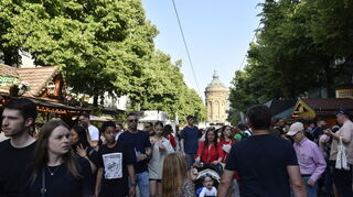 Die Besucherinnen und Besucher tummeln sich auf dem Planken beim Mannheimer Stadtfest.