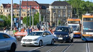 Die Letzte Generation läuft auf der Kurpfalzbrücke in Mannheim.