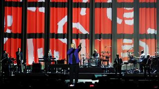 Herbert Grönemeyer und seine Band in der ausverkauften SAP Arena.