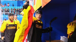 David Wolf gewann 2018 Olympia-Silber. Der Stürmer der Adler Mannheim gratuliert dem DEB-Team zum Silber-Coup bei der WM in Finnland.