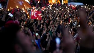 Anhänger von Recep Tayyip Erdogan feiern vor seiner Residenz in Istanbul. Der türkische Präsident bleibt nach einer Stichwahl für fünf weitere Jahre im Amt.