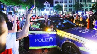 Nach Bekanntgabe des Sieges von Recep Tayyip Erdogan bei der Präsidentenwahl in der Türkei fuhren mehrere Autokorsos durch die Mannheimer Innenstadt. Bei einem Aufzug in den Quadraten waren rund 150 Menschen unterwegs.