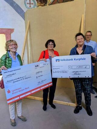 Ilse Schummer (l.) und Carola Schuhmann (M.) übergeben Spenden.