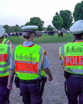AntiKonfliktTeams der Polizei auf der Neckarwiese.