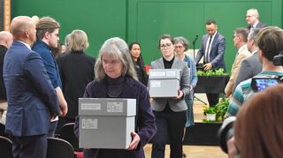 „Schlaft gut auf der langen Reise nach Hause“, rief ein Maori-Vertreter, als die mumifizierten Köpfe in speziellen Kisten aus dem Saal gebracht wurden.