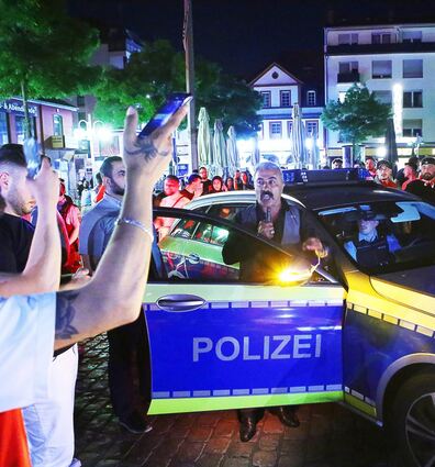Feiernde Erdogan-Unterstützer sind wie hier auf dem Mannheimer Marktplatz durch die Innenstadt gezogen. Dabei kam es vereinzelt zu Auseinandersetzungen mit Passanten und der Polizei.