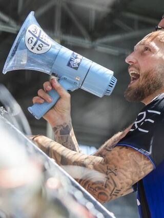 Marco Hoeger (#37, SV Waldhof Mannheim) bei den Fans auf dem Zaun beim Spiel in der 3. Liga SV Waldhof Mannheim - MSV Duisburg.

Foto © PIX-Sportfotos *** Foto ist honorarpflichtig! *** Auf Anfrage in hoeherer Qualitaet/Aufloesung. Belegexemplar erbeten. Veroeffentlichung ausschliesslich fuer journalistisch-publizistische Zwecke. For editorial use only.