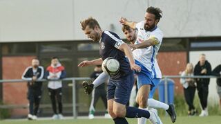 Die SG Azzurri/Olympia Lampertheim um Kapitän Muhammet Ketencimen (r.) bekamen den Groß-Rohrheimer Sieggaranten Marcel Eckhardt nicht in den Griff.