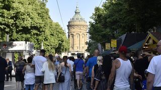 Laut Schätzungen von Veranstaltern und Einsatzkräften kamen am Freitag 85 000 Menschen zum Stadtfest, am Samstag waren es 150 000 und am Sonntag noch einmal 95 000.