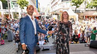 „Reich mir die Hand. . .“: Ilya Lapich und Estelle Kruger beim Auftritt des Nationaltheaters auf der KulturNetz-Bühne.