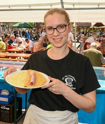 Miriam Vierling mit einem Teller voller Spargel und Pfannkuchen.