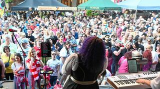 Kein Durchkommen mehr: die Band Festzeltkommando auf der Bühne des Feuerio auf den Planken beim Mannheimer Stadtfest.