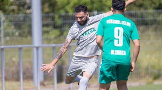 Marjus Korreshi (l.) zirkelt den Ball um den Alsbacher Hakim Faeq herum. Die Bürstädter Eintracht zeigte nach dem feststehenden Abstieg eine engagierte Leistung.