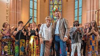 Beim Afrikakonzert freut sich Ilse Schummer (vorne l.) über den Beifall und die Laudatio von Bürgermeister Stefan Schmutz (vorne, r.).