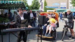 Mit seinem rollenden E-Piano begeisterte Pianist Matthias Karb die Besucherinnen und Besucher des Lampertheimer Wochenmarktes.