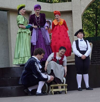 Am Ende passt der Schuh nur Cinderella (Pia Valentin). Der Prinz (Marco Müller) hat seine Angebetete gefunden.