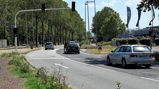 Keine gute Note für die Wilhelm-Varnholt-Allee stadtauswärts: Auch diese Fahrbahn will die Stadt demnächst sanieren.
