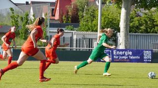 Anna Becker (r.) hatte enormen Zug zum Tor, dennoch reichte es für die Fußballerinnen des TSV Amicitia nicht zum erhofften Erfolg gegen Neckarau.