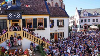 Die Geißbock-Versteigerung lockt wieder viele Hundert Menschen auf den Marktplatz Deidesheim.