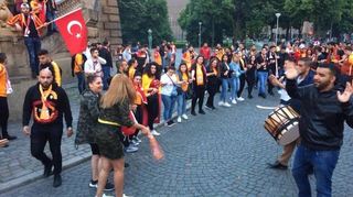 Türkische Fußballfans feiern am Dienstagabend rund um dem Wasserturm. Die Fotos stammen von der Facebook-Seite Galatasaray Germany, eigenen Angaben zufolge mit knapp 140.000 Followern die größte deutschsprachige Fanseite des Fußballclubs Galatasaray Istanbul.