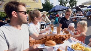 Bis Montag gibt es in Ilvesheim Zander, Forellen und Seelachs. Beim Open-Air- Fischerfest 2021 haben auch Max (v.l.) , Cathy, Christina und die Kinder Emma und Clara die Spezialitäten unter freiem Himmel genossen. Diesmal geht es wieder ins Festzelt.