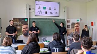 Eine von vielen Gelegenheiten, sich zu informieren: der Tag der Studien- und Berufsorientierung – hier am Lessing-Gymnasium. Unter anderem gingen Sina Klinger, Arik-Soanne Faroni, Luke Wiegand und Benjamin Sollik vom IT-Systemhaus Bechtle auf die beruflichen Möglichkeiten in der Informationstechnologie ein.