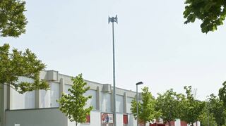 18 Sirenen müssen im gesamten Stadtgebiet neu installiert werden. Die erste steht an der Jahnhalle des TVL im Sportzentrum-Ost.
