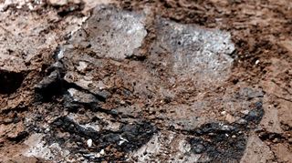 Keramikfunde – wie hier noch im Erdreich – lassen sich für die Archäologen in die späte Eisenzeit datieren.