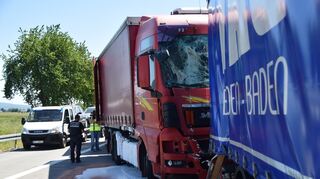 Nach einem Auffahrunfall auf der A 5 bei Dossenheim läuft die Ladung eines Lkw auf die Straße.