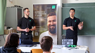 Im Lessing-Gymnasium präsentieren Firmen Ausbildungswege und Inhalte.  Im Raum 307 informieren über IT/Wirtschaftsinformatik von Bechtle IT-Systemhaus Mannheim Luke Wiegand und Benjamin Sollik.