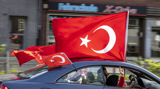 Anhänger des türkischen Präsidenten Erdogan fahren in einem Autokorso mit türkischen Fahnen, noch vor dem amtlichen Ergebnis der Stichwahl in der Türkei, jubelnd durch den Duisburger Norden. Vorläufige Ergebnisse deuten darauf hin, dass Erdogan ein weiteres Mal als Gewinner aus der Präsidentschaftswahl hervor geht. +++ dpa-Bildfunk +++