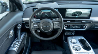 mid Berlin - Modern und nobel: das Cockpit im Genesis GV60.