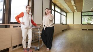 Die Kita Kolbe richtet eine neue Gruppe ein: Ursula Cornelius (l.) und Leiterin Daniela Rentzsch im Saal des Pfarrzentrums, wo die Kinder nun turnen können.