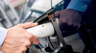 Tipp für kürzere Strecken: Sie müssen den Akku nicht immer voll aufladen – das ist für die Batterie von E-Autos meist gar nicht so gut.