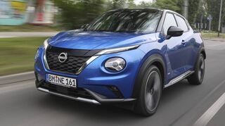 Um den Luftwiderstand zu senken, hat der Kühlergrill jetzt ein kleineres Gittermuster. Schwarzglänzende Streifen am Übergang zur Motorhaube kennzeichnen Nissans elektrifizierte Modelle.