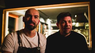 Mit dem Restaurant "Oben" in Heidelberg schaffte es Robert Rädel (l.) in die VOX-Sendung "Kitchen Impossible" von Tim Mälzer (r.).